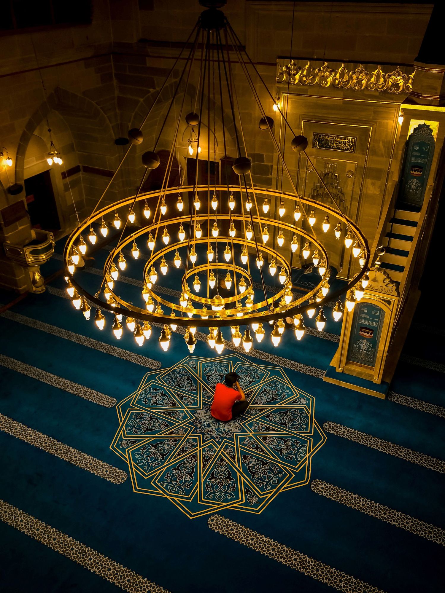 Musalla prayer mat — medallion pattern